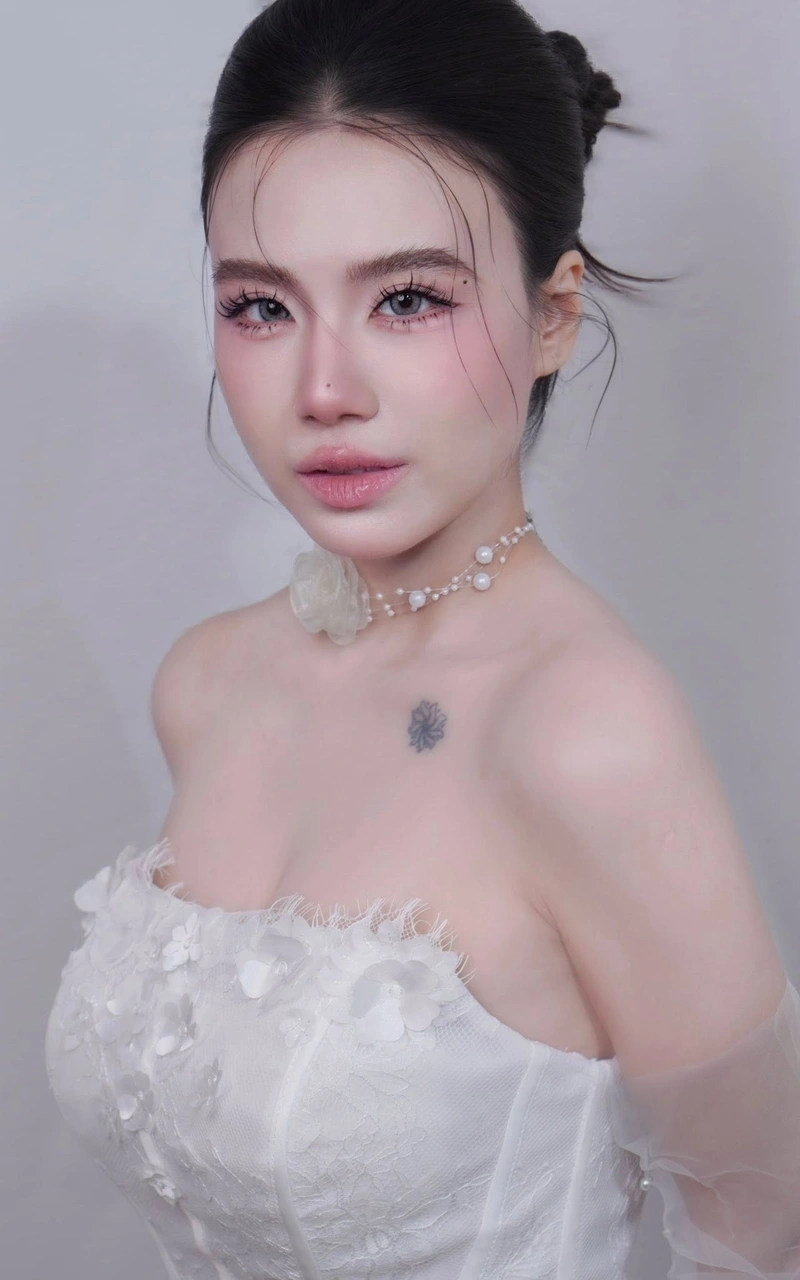 Linh Miu sexy không che khoe thân hình