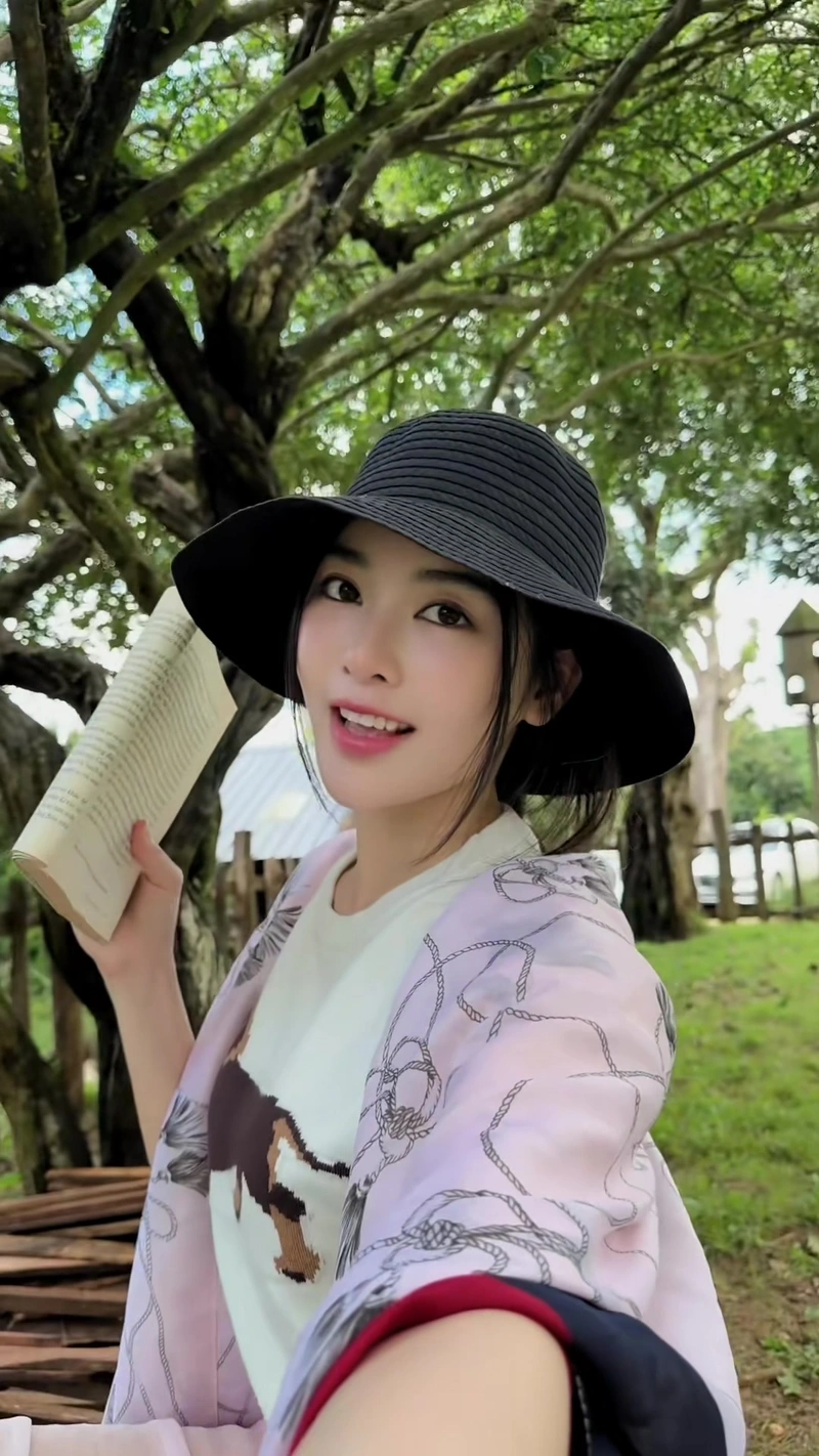 Linh Trương quyến rũ show hàng vòng một căng tròn