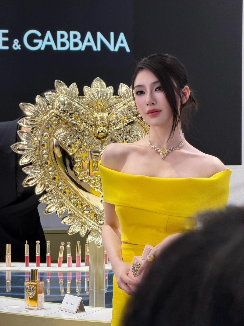 Linh Trương sexy khoe đít tròn đầy cuốn hút