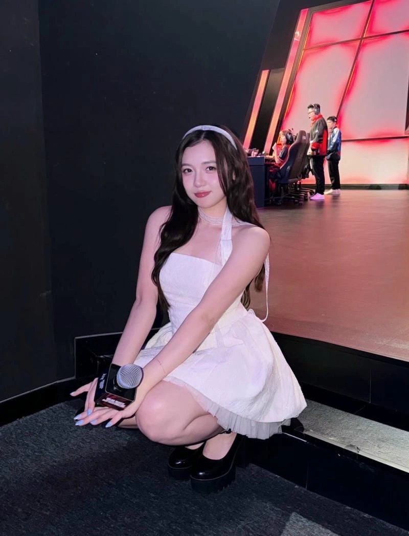 Mc Phương Thảo bikini sexy mang phong cách nhẹ nhàng