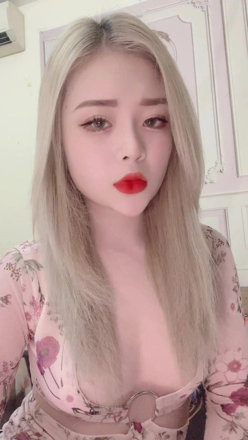 Ngực khủng Thảo Baby nóng bỏng show hàng