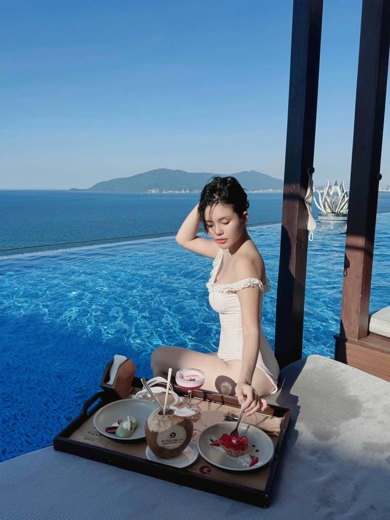 Nhật Hạ bikini sexy nổi bật cùng vẻ ngoài thanh tú