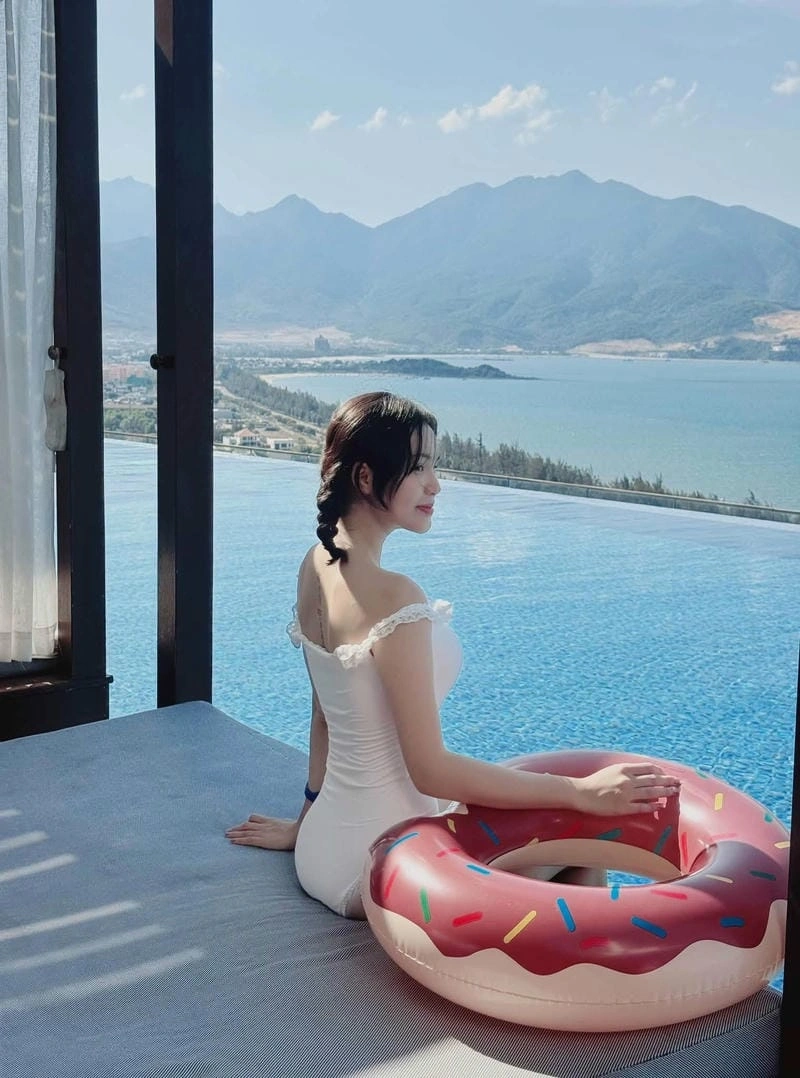 Nhật Hạ bikini sexy thể hiện nét đẹp hiện đại