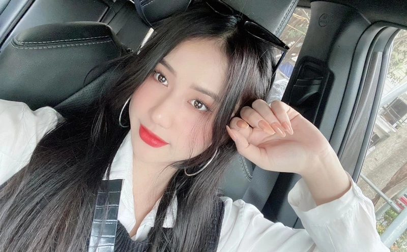 Như Lê TikToker sexy lột đồ khoe vòng một khủng