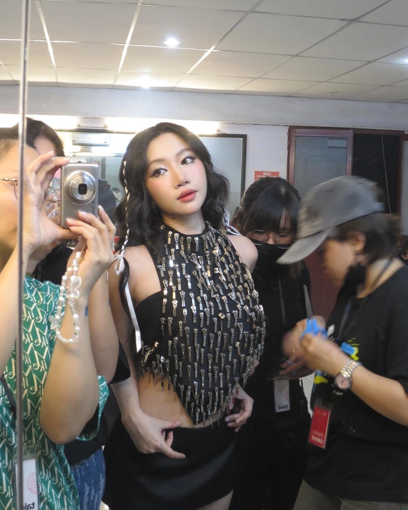Orange lột đồ show hàng vòng ba khủng