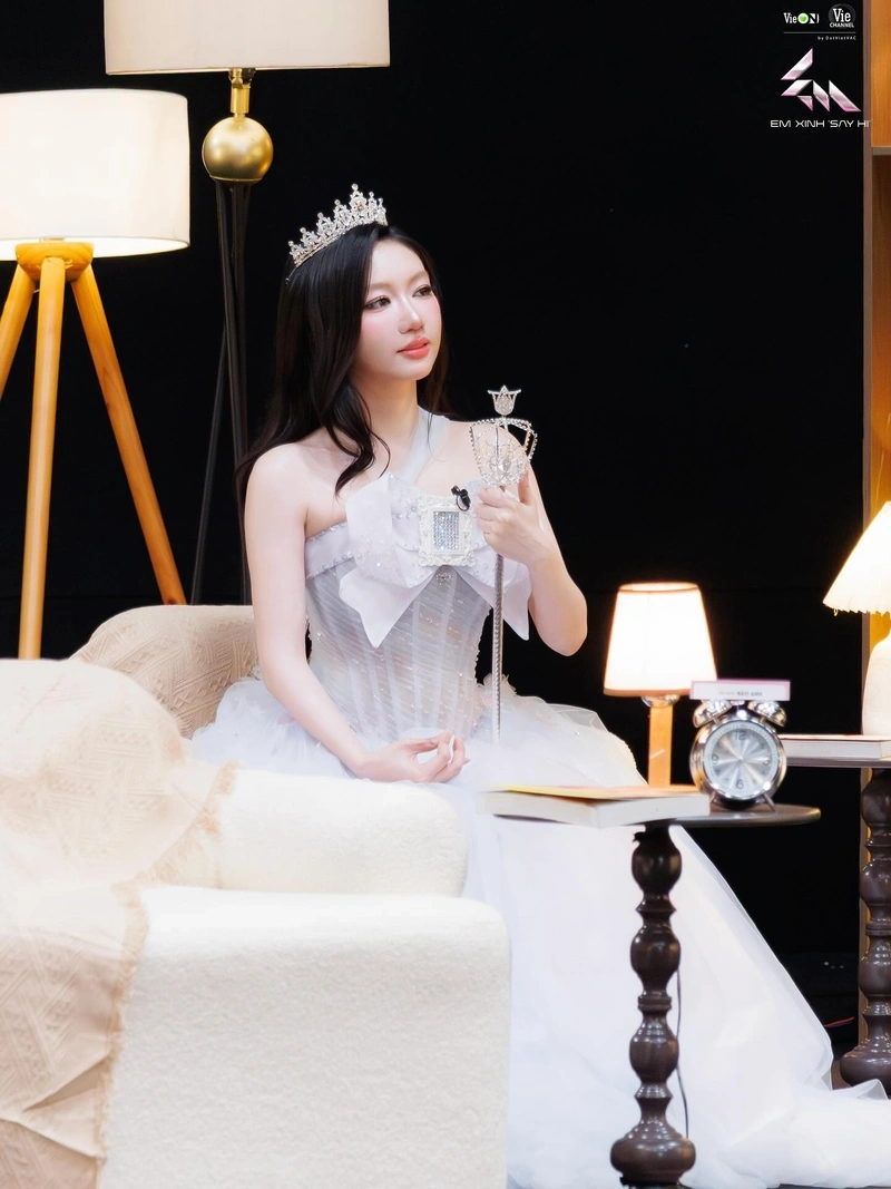 Orange nude 2K khoe thân hình cực phẩm