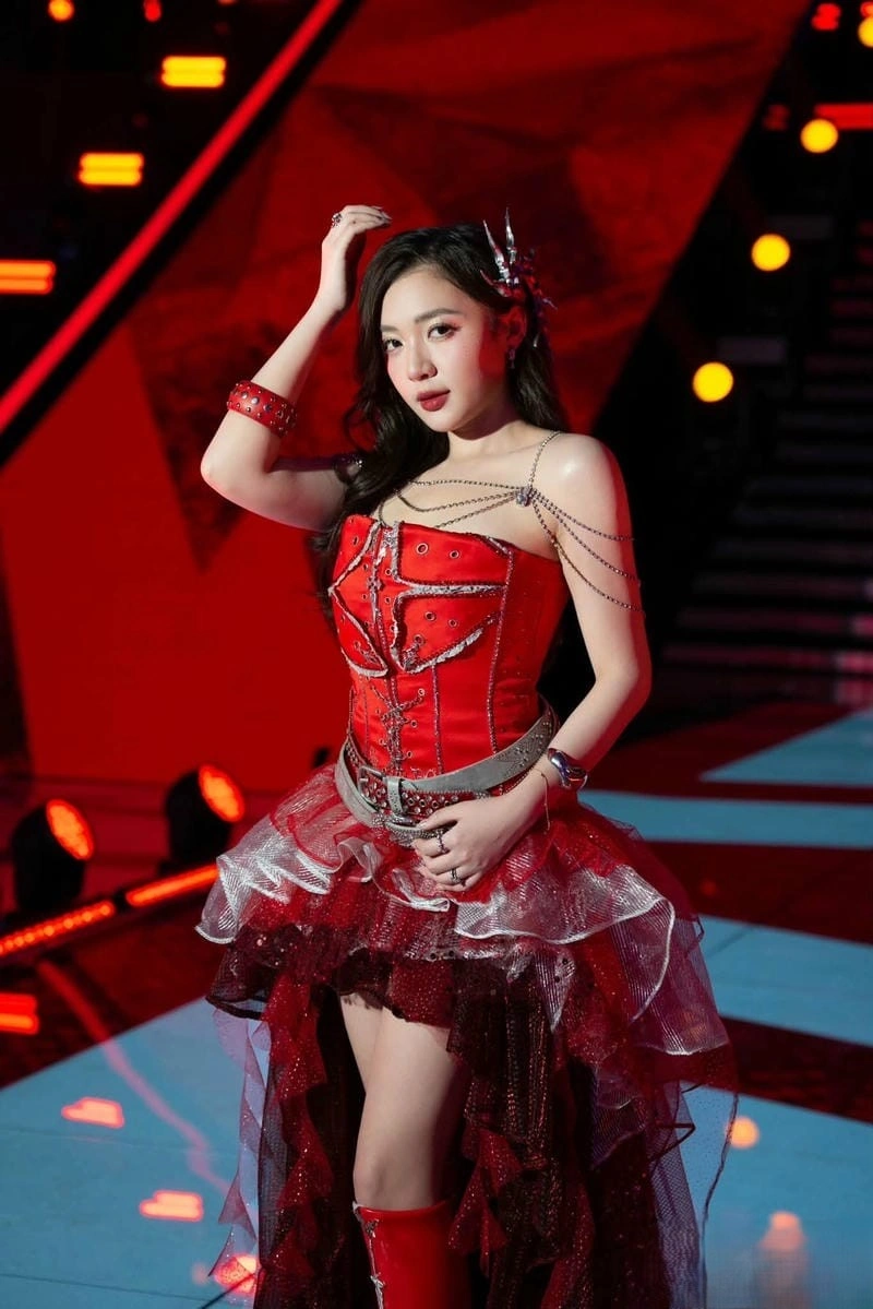 Phương Thảo nổi bật với diện mạo rạng rỡ tự nhiên