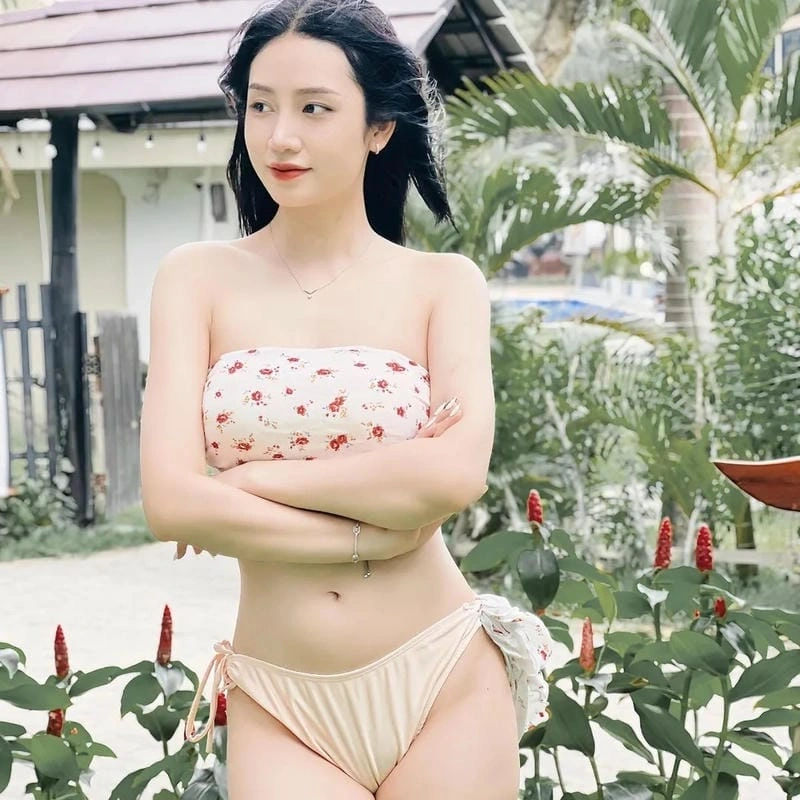 Quỳnh Moon diện trang phục bikini đầy phong thái tự tin
