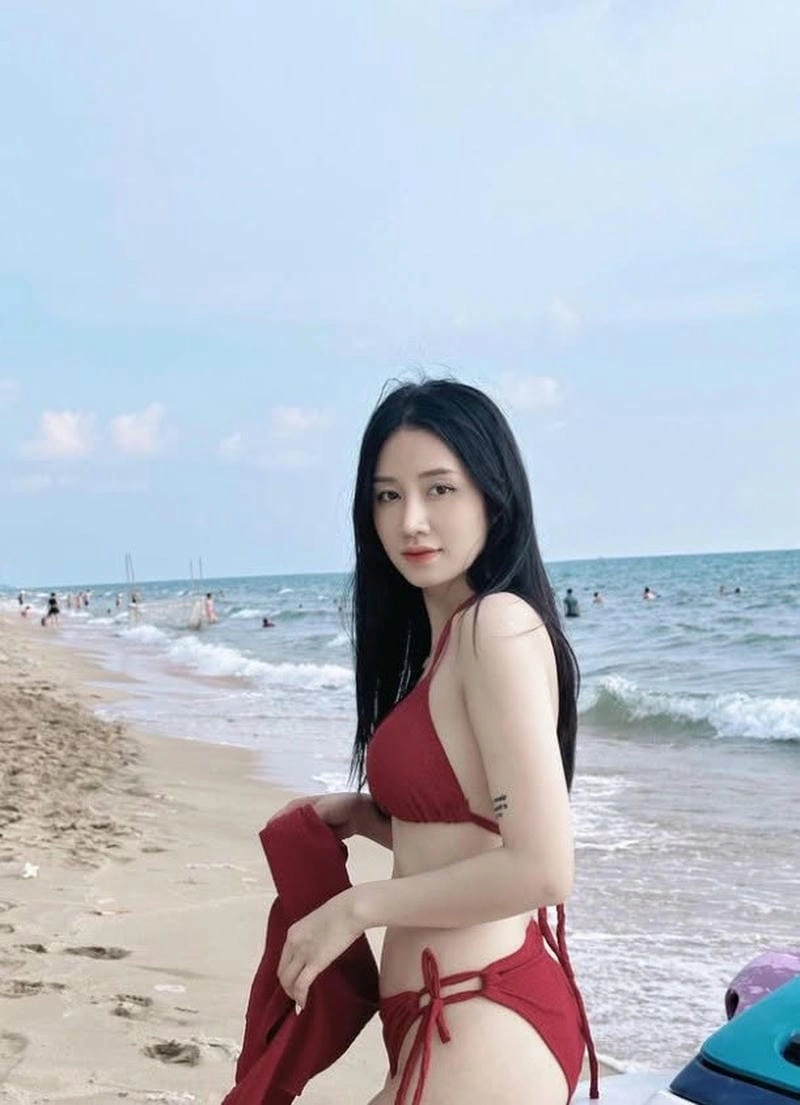 Quỳnh Moon mặc bikini sexy sở hữu nét đẹp thanh lịch