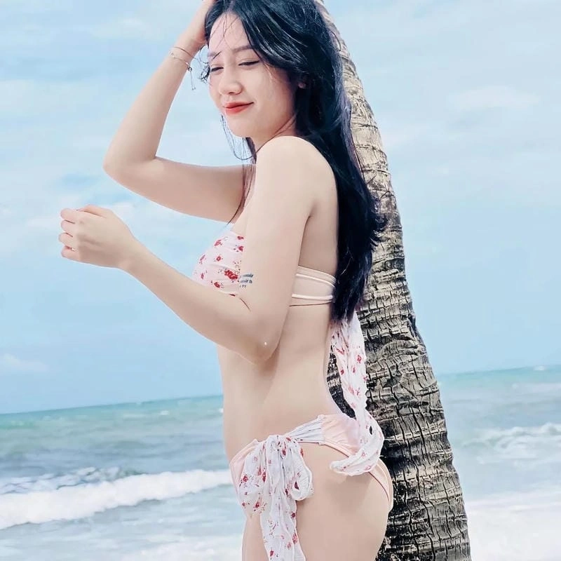Quỳnh Moon mặc bikini sexy thể hiện nét duyên tự nhiên