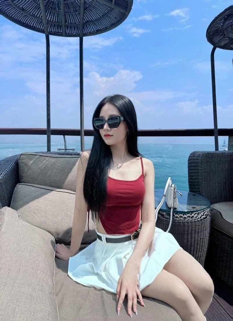 Quỳnh Moon mặc bikini sexy thể hiện phong cách duyên dáng