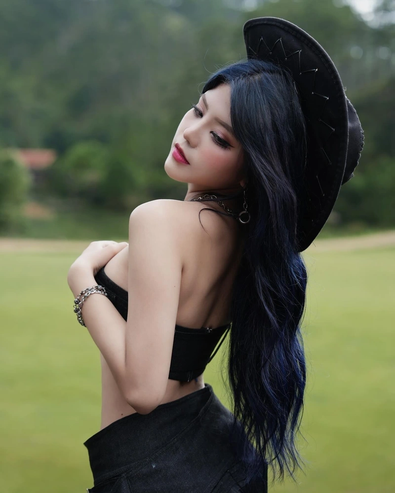 Reency Ngô diện bikini ôm sát khoe đường cong nóng bỏng full HD