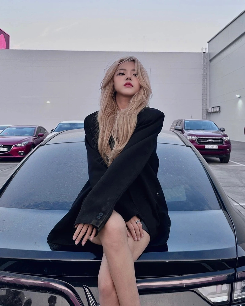 Reency Ngô sexy khoe vú to tròn trong tư thế đứng nghiêng