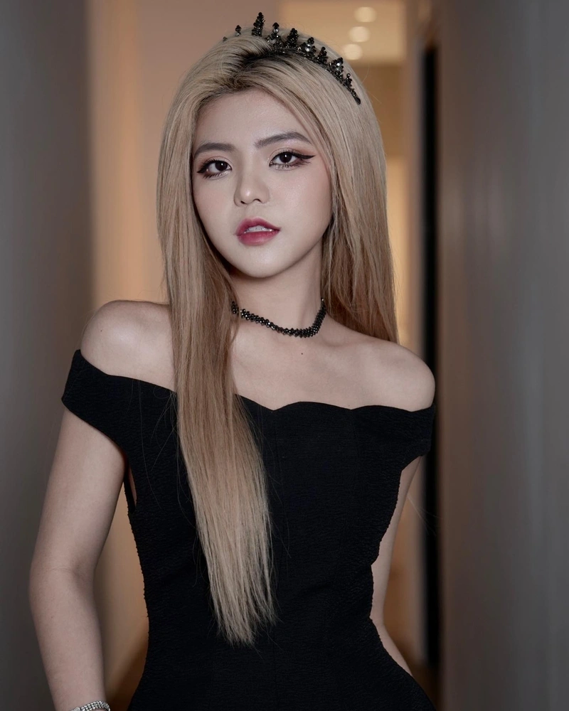 Reency Ngô show hàng nude gợi dục siêu phẩm chất lượng cao