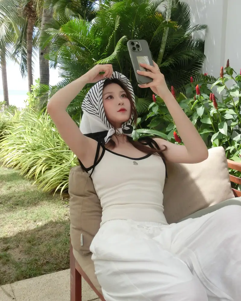 Ribi Sachi khoe phong cách thời trang cá tính