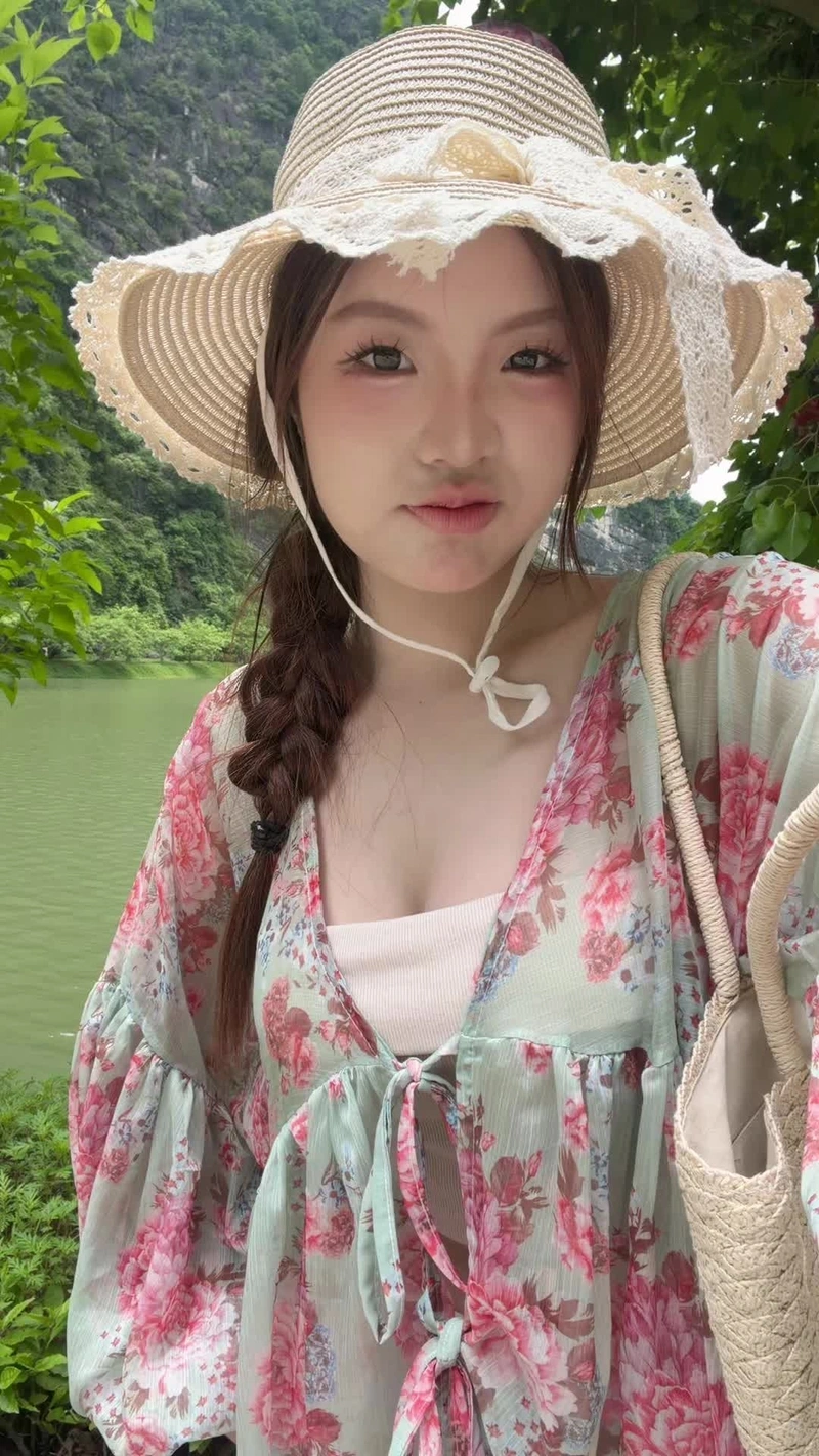 TikToker Lan Xinh Yêu Lanhxinhyeu06 khoe hàng vòng 3 dâm dục