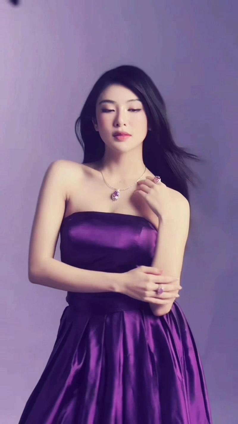 TikToker Linh Trương với vòng ba gợi dục hút hồn