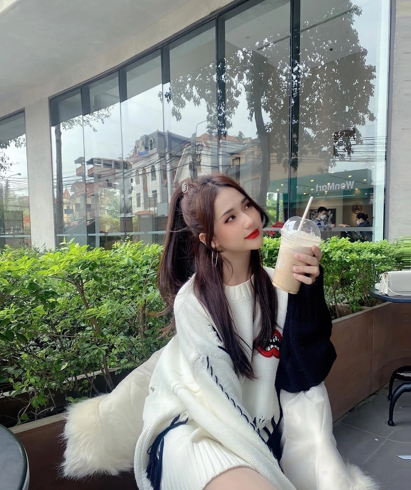 TikToker Như Lê sexy trong tư thế khoe hàng nóng bỏng
