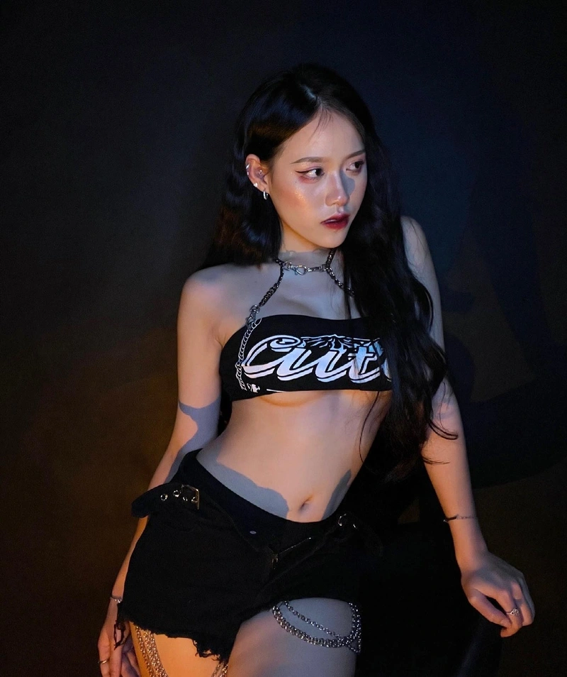 Trà Đặng lột đồ show mông căng đầy