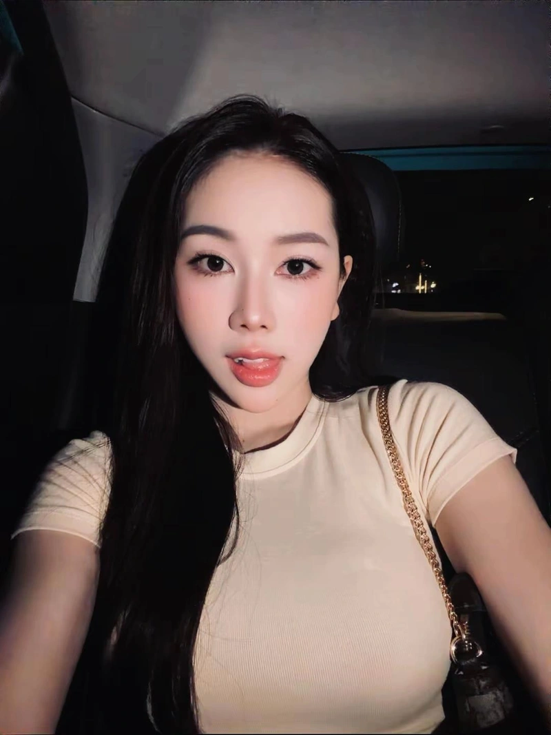 Tuệ Vy cởi hết khoe ngực và mông cực phẩm