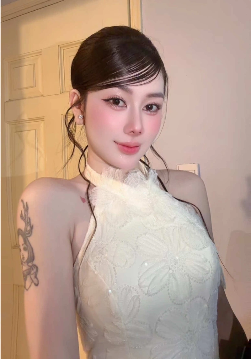 Tuệ Vy dáng đẹp khoe hàng vòng 3 quyến rũ