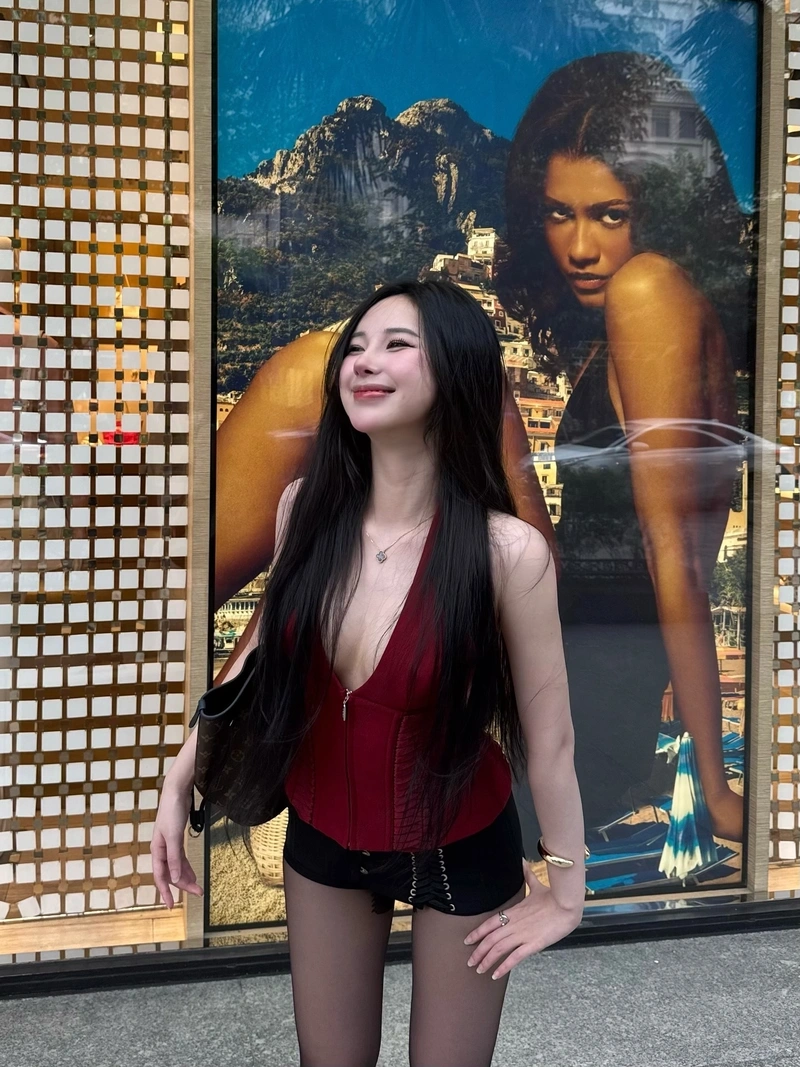 Uyên Ni bikini lộ hàng vú to tròn