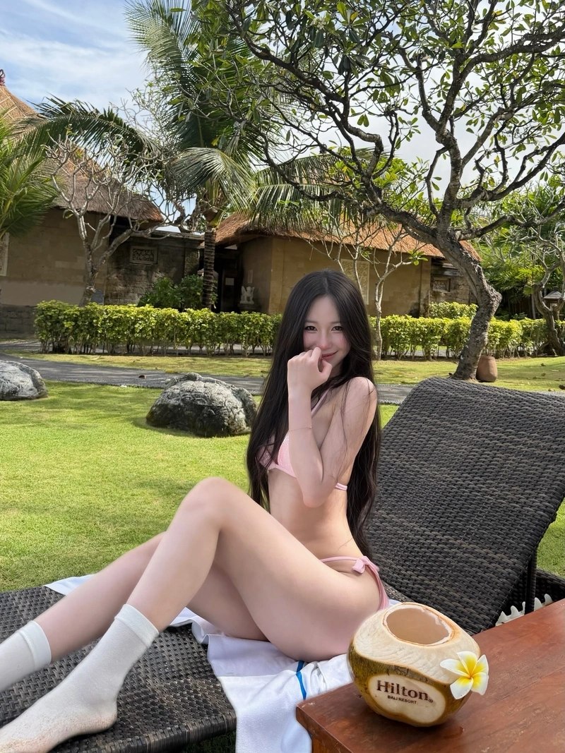 Uyên Ni bikini mông đít tròn gợi cảm