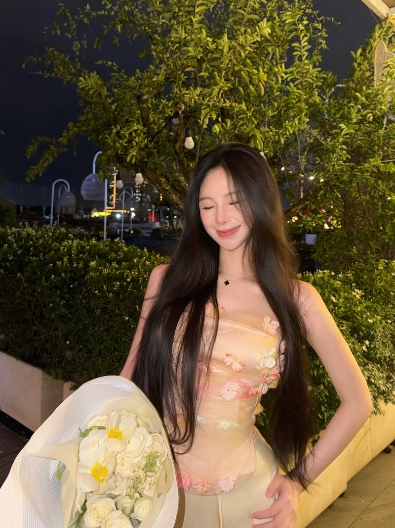 Uyên Ni bikini show hàng full HD hút hồn