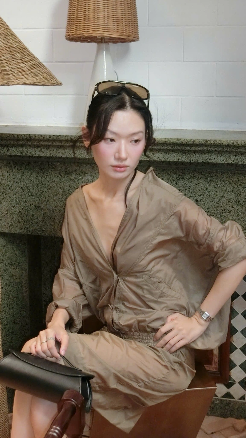 Vòng ba Tống Khánh Linh tròn trịa cuốn hút