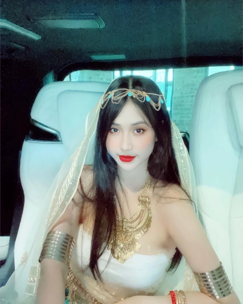 Vòng ba tròn đầy của TikToker Như Lê sexy làm nền điện thoại