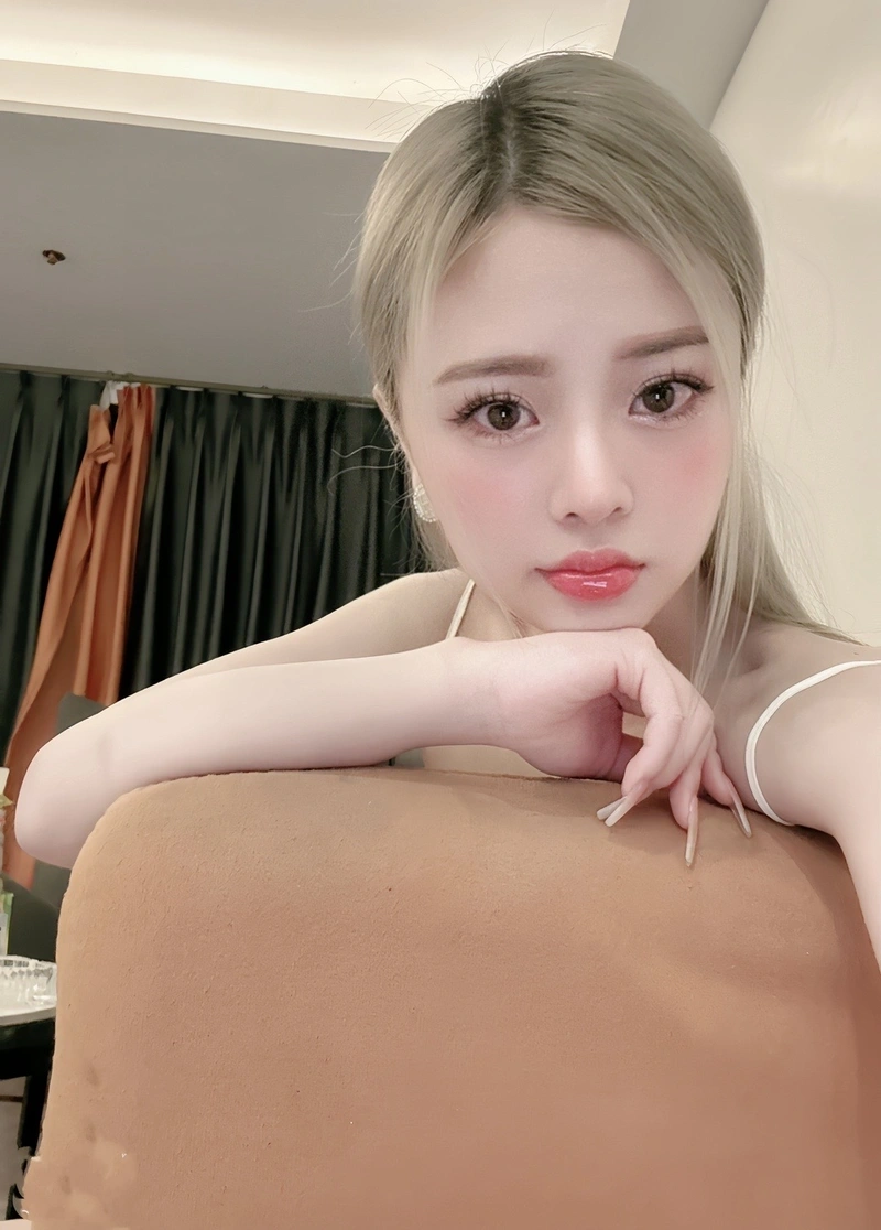 Vòng một khủng của Thảo Baby nóng bỏng gợi tình