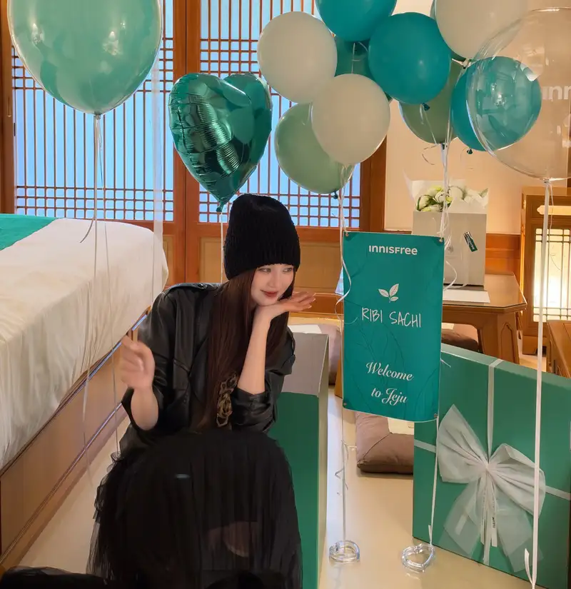ảnh đẹp của Ribi Sachi ngoài đời