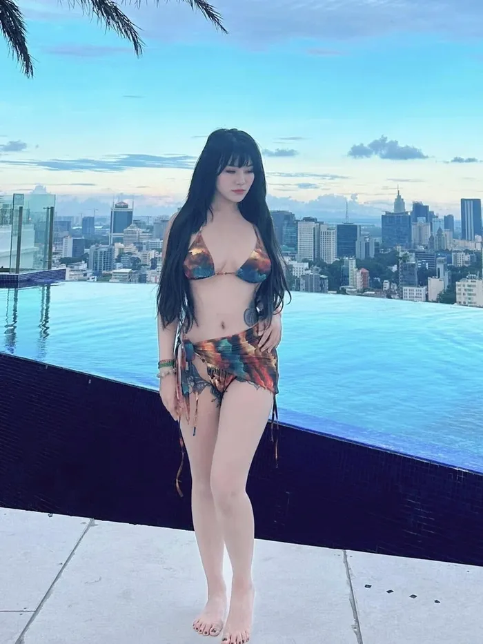 Linh Miu show hàng mông tròn quyến rũ gợi cảm