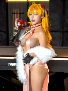 Hình Yuumeilyn cosplay cởi đồ khoe vòng một khủng