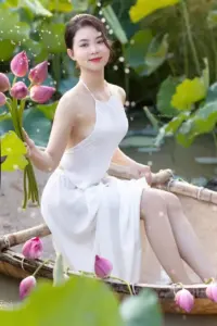 Cô gái xinh đẹp áo yếm mỏng manh cuốn hút ánh nhìn